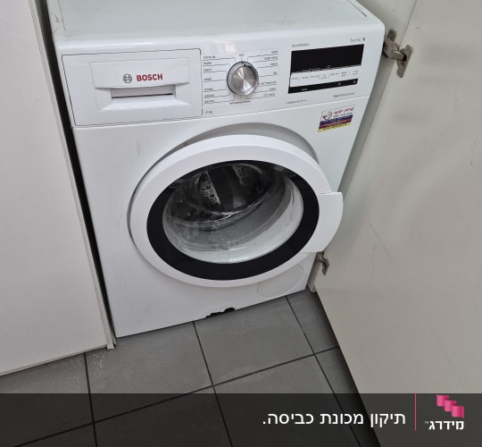 מכונת כביסה בוש עם כפתור בקרה ותצוגה